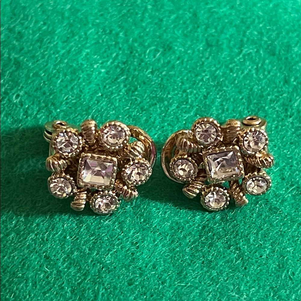 Dainty Elegant MONET Goldtone rhinestone clip on hinge back flower Earrings EUC